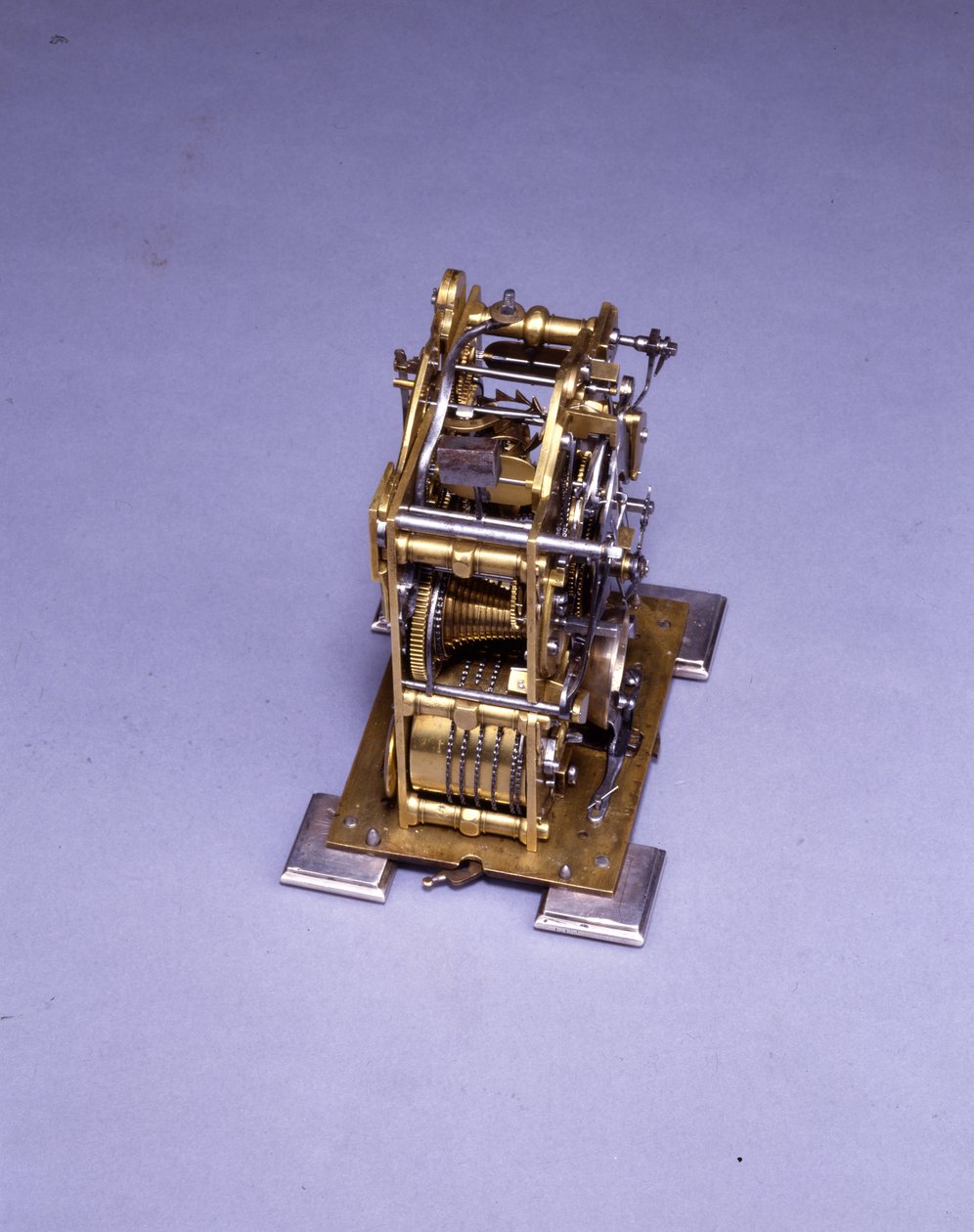 Pienoiskokoinen iskevä kannatinkello, nro. 222, n. 1695 (metalli) (katso myös 834228-31) tekijältä Thomas Tompion