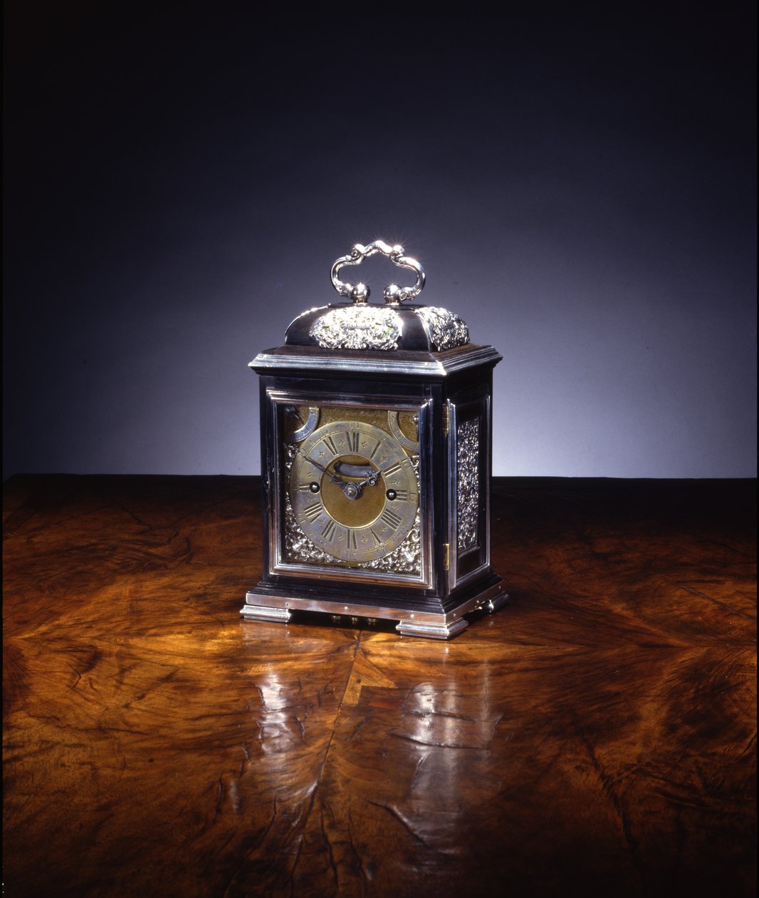 Pienoiskokoinen iskevä kannatinkello, nro. 222, n. 1695 (hopea ja eebenpuu) (katso myös 834229-32) tekijältä Thomas Tompion