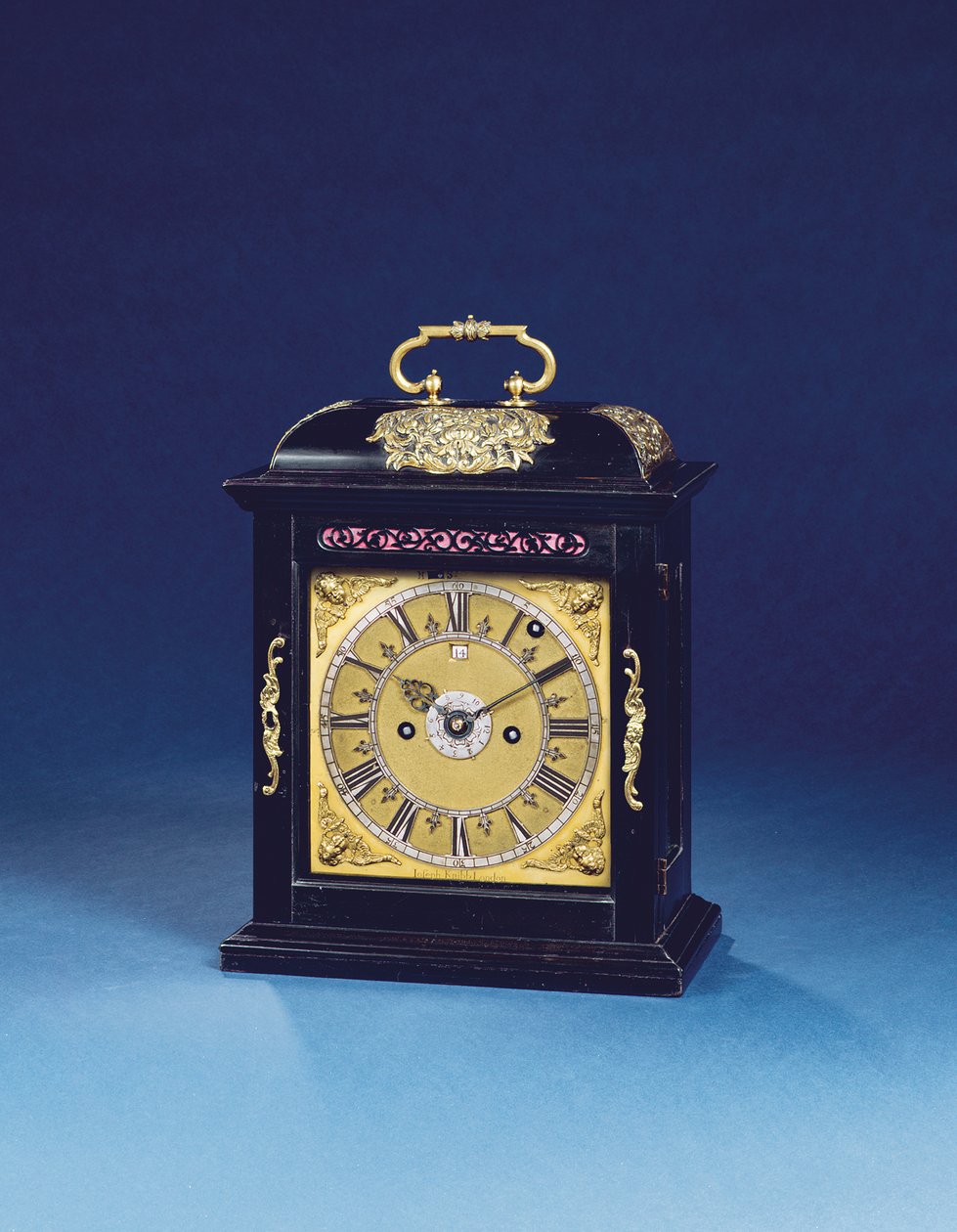 Queen Anne -asennettu iskevä kannatinkello vetoneljänneksellä, nro 376, n. 1705 (eebenpuu ja kullattu messinki) (katso myös 867499-500) tekijältä Thomas Tompion