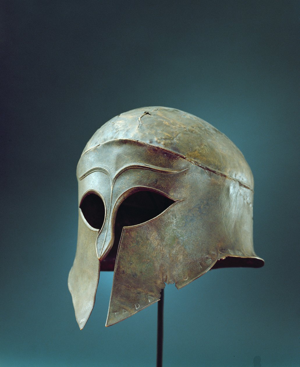 Korinttilaisen tyylin kypärä (pronssi) tekijältä Thracian