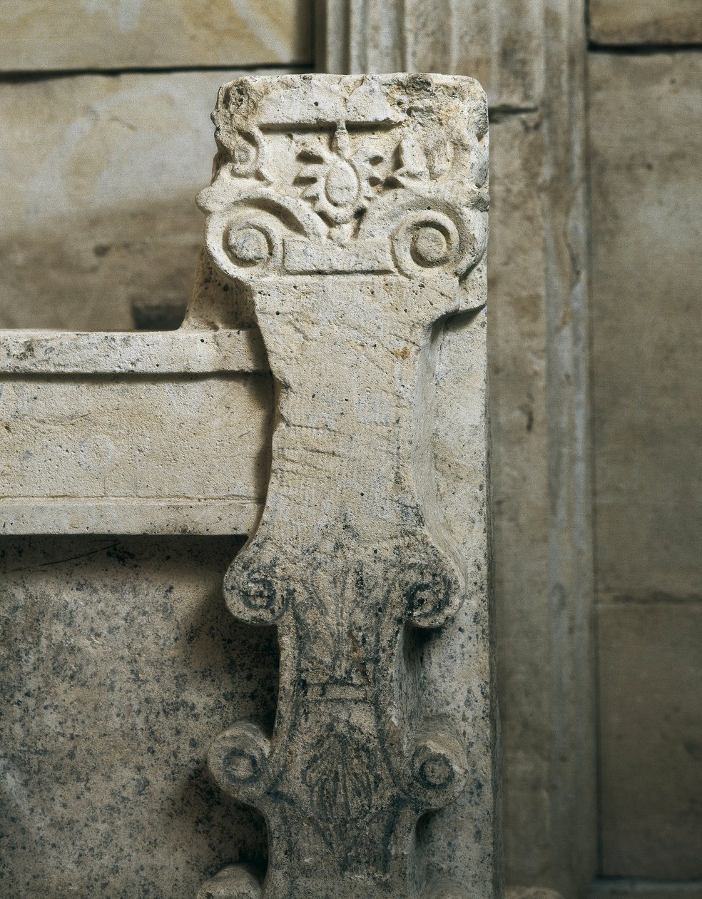 Sveshtarin traakialainen hauta, yksityiskohta arkkitehtuurista lähellä sarkofagia, 3. vuosisadalla eKr. (kiviveistos) tekijältä Thracian Thracian