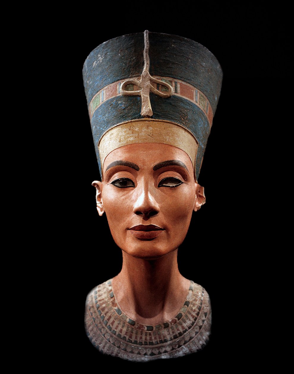 Nefertitin rintakuva (1370–1330 eKr.) Egyptin faarao Akhenatenin suuri kuninkaallinen vaimo (pääpuoliso). Nefertiti ja hänen miehensä tunnettiin uskonnollisesta vallankumouksesta. He palvoivat vain yhtä jumalaa, Atonia, auringon kiekkoa. tekijältä Thutmose Thutmose