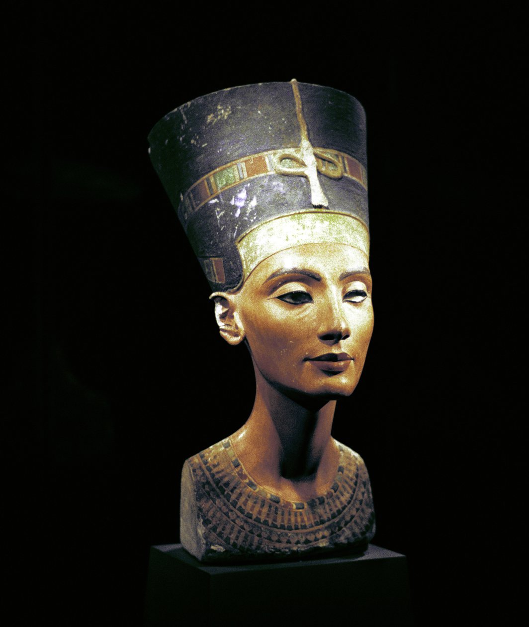 Nefertitin rintakuva (1370–1330 eKr.) Egyptin faarao Akhenatenin suuri kuninkaallinen vaimo (pääpuoliso). Nefertiti ja hänen miehensä tunnettiin uskonnollisesta vallankumouksesta. He alkoivat palvoa vain yhtä jumalaa, Atonia, auringon kiekkoa. tekijältä Thutmose Thutmose