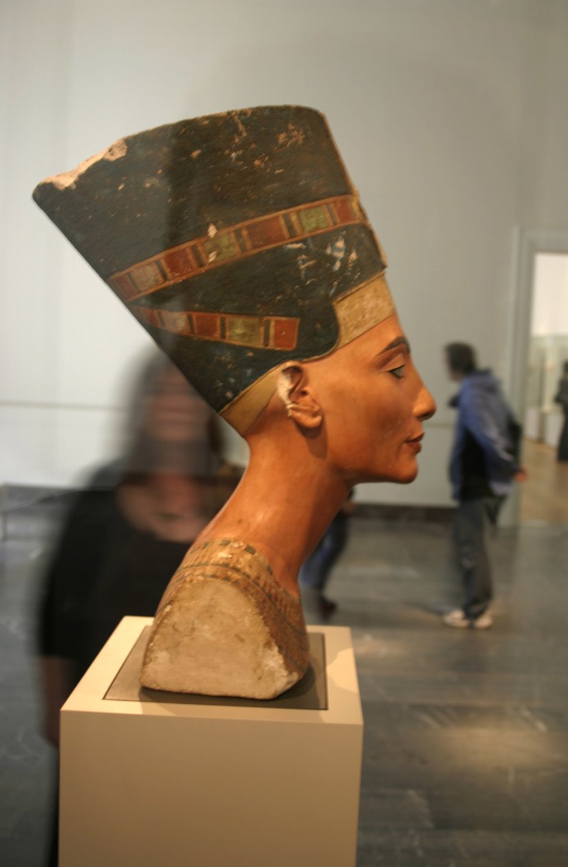 Nefertitin rintakuva (1370–1330 eKr.) Egyptin faarao Akhenatenin suuri kuninkaallinen vaimo (pääpuoliso). Nefertiti ja hänen miehensä tunnettiin uskonnollisesta vallankumouksesta. He alkoivat palvoa vain yhtä jumalaa, Atonia, auringon kiekkoa. tekijältä Thutmose Thutmose