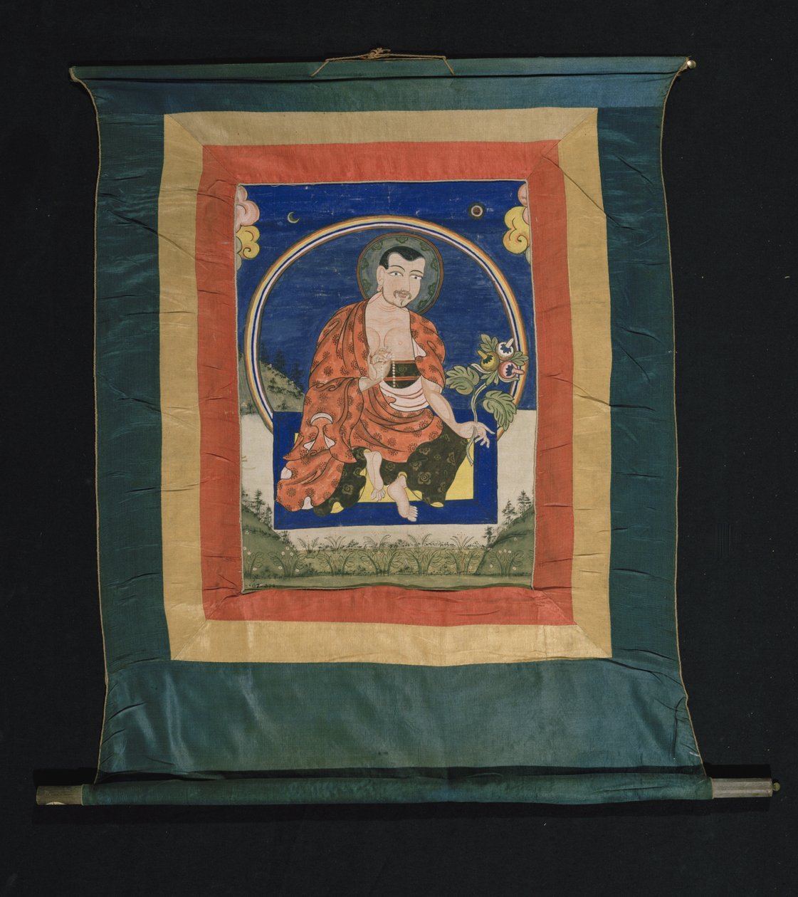 Thangka-maalaus, joka kuvaa Arhatia munkkivaatteissa ja pitelee oikeassa kädessään mala-rukoushelmiä ja vasemmassa kädessään kasvin vartta, jossa on lehtiä ja kolme kukkaa, 1700-1825 tekijältä Tibetan School