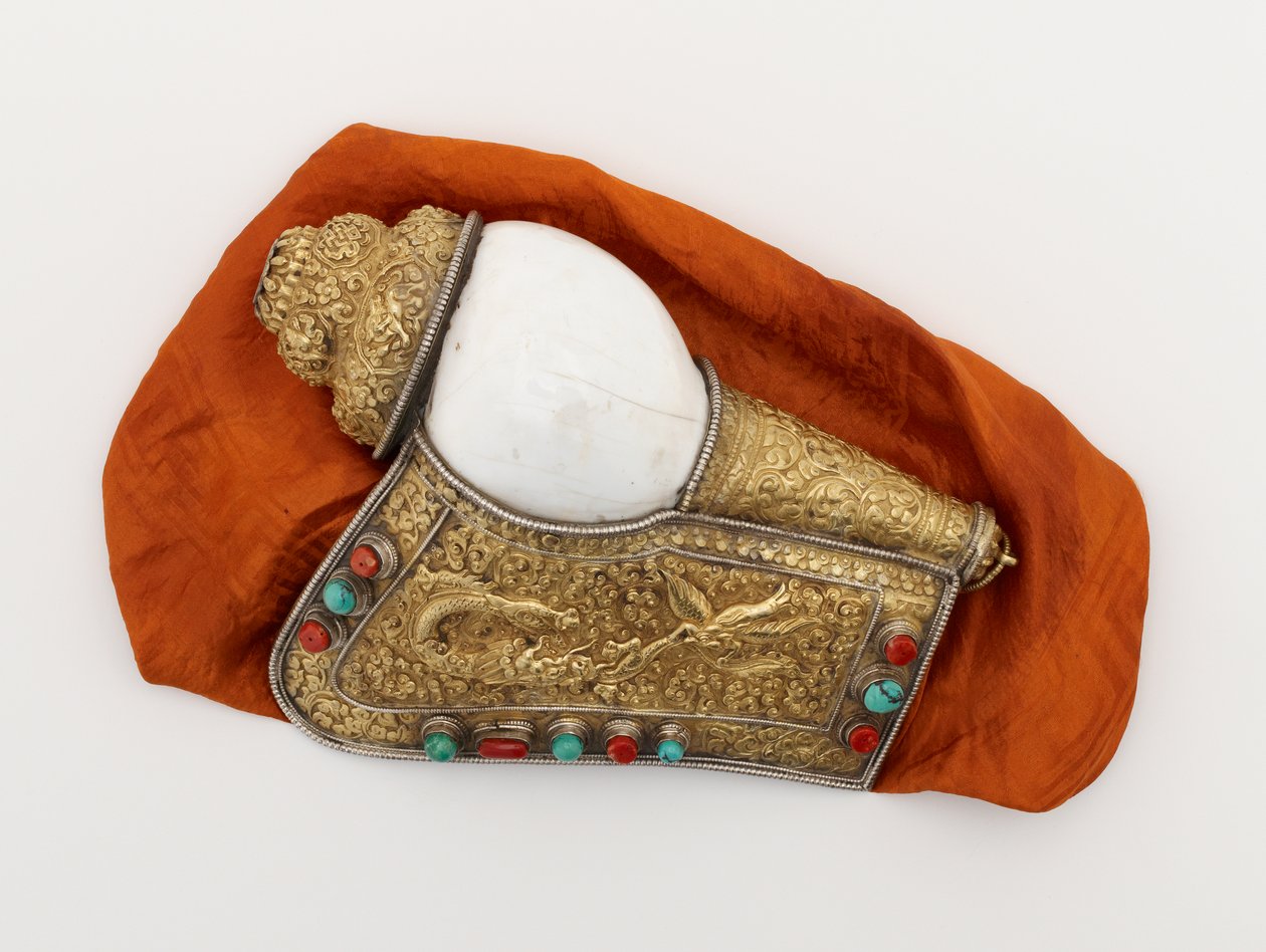 Pari kotilokuoren sarvia (dung-kar) tekijältä Tibetan School