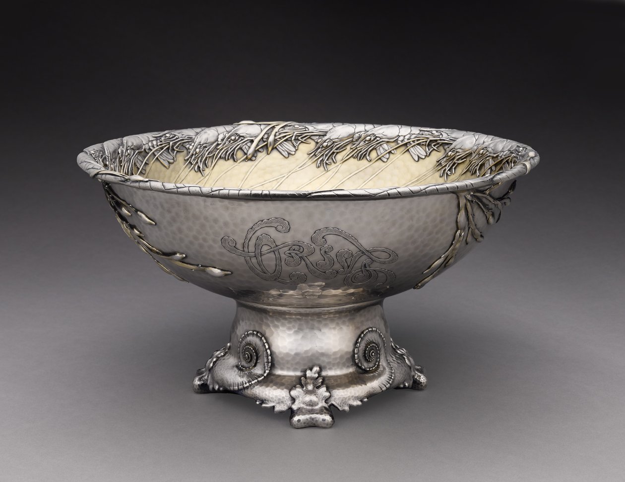 Punch Bowl, Tiffany and Company, 1884 (sterlinghopea kullattu) tekijältä Tiffany and Company Tiffany and Company