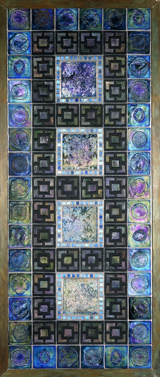 Favrile-lasilaattapaneeli, jossa on kukkia ja geometrisia kuvioita, 1900-luku tekijältä Tiffany Studios