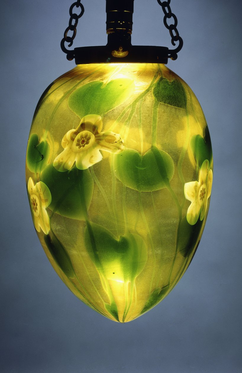 Riippuva lyhty, koristeltu vihreillä lehdillä ja viiniköynnöksillä ja keltaisilla värikkäillä kukilla, tekijältä Tiffany Studios