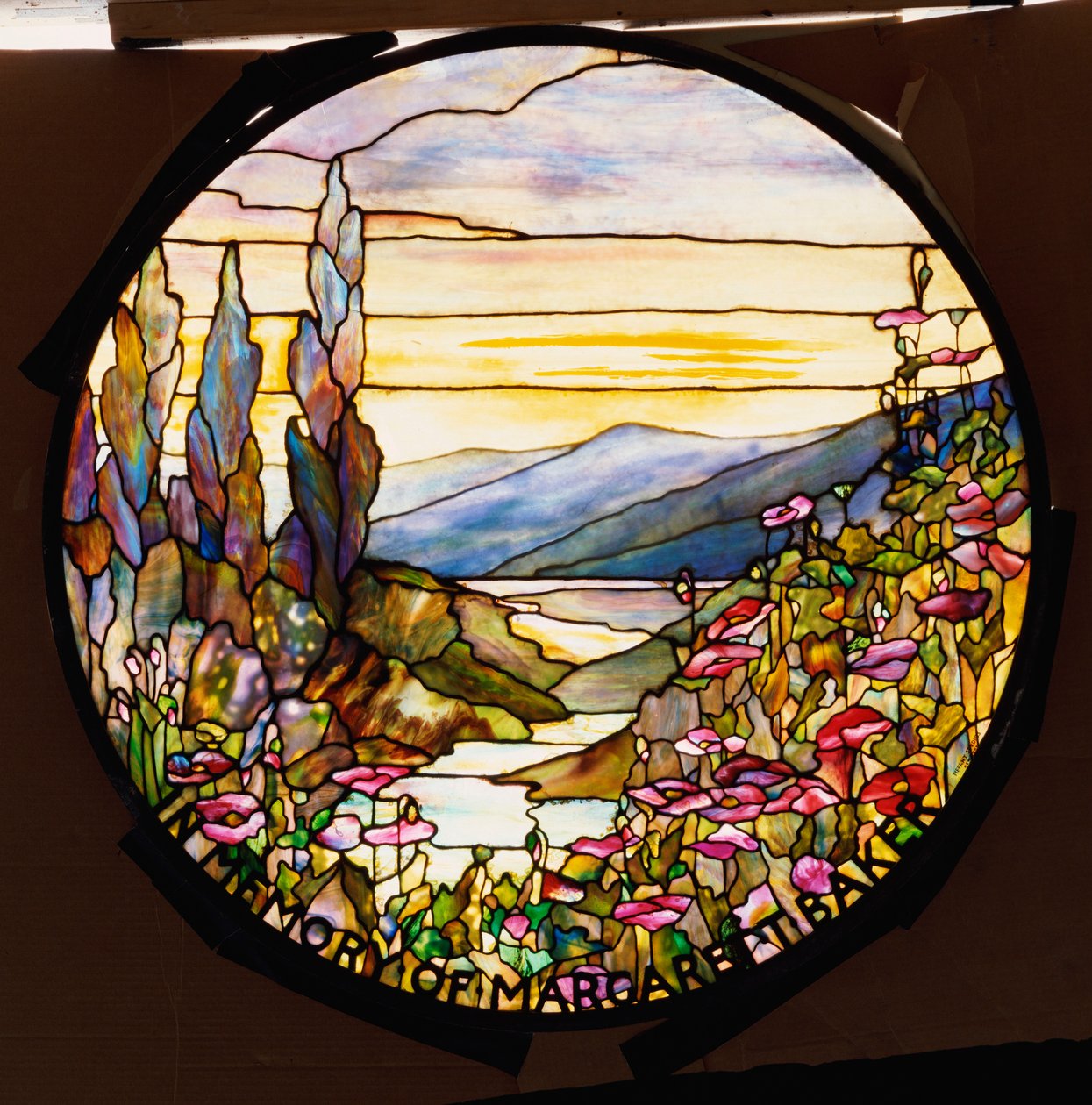 Ikkuna auringonlaskun ja vuorten kanssa, Tiffany Studios, n. 1900 tekijältä Tiffany Studios