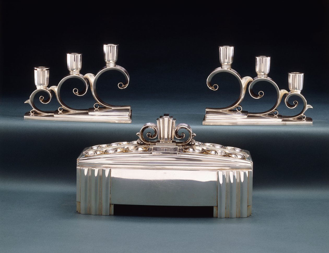 Tiffany & Co. -näyttelyn keskipiste ja kaksi kolmen valon kynttelikköä, valmistettu vuoden 1939 maailmannäyttelyä varten, n. 1939 (hopea) tekijältä Tiffany and Company