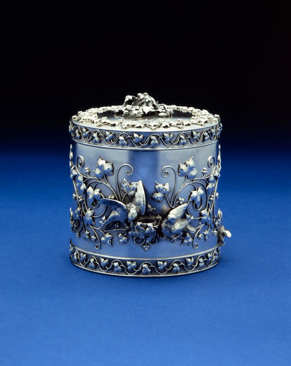 Tiffany & Co:n sylinterimäinen laatikko, n. 1870-185 (hopea) tekijältä Tiffany and Company