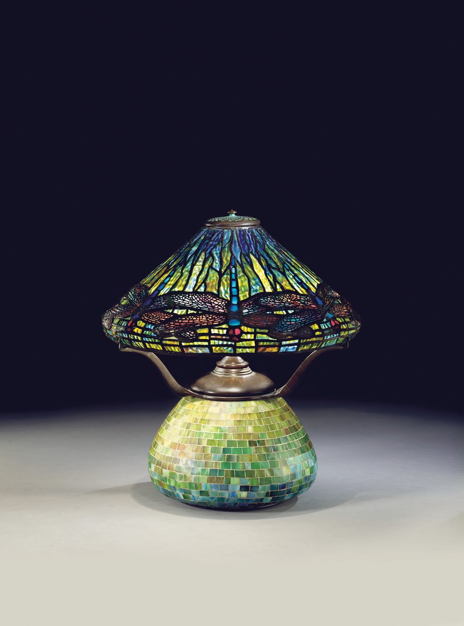Dragonfly-pöytävalaisin, n. 1910 (lyijylasi ja mosaiikki) tekijältä Tiffany and Company