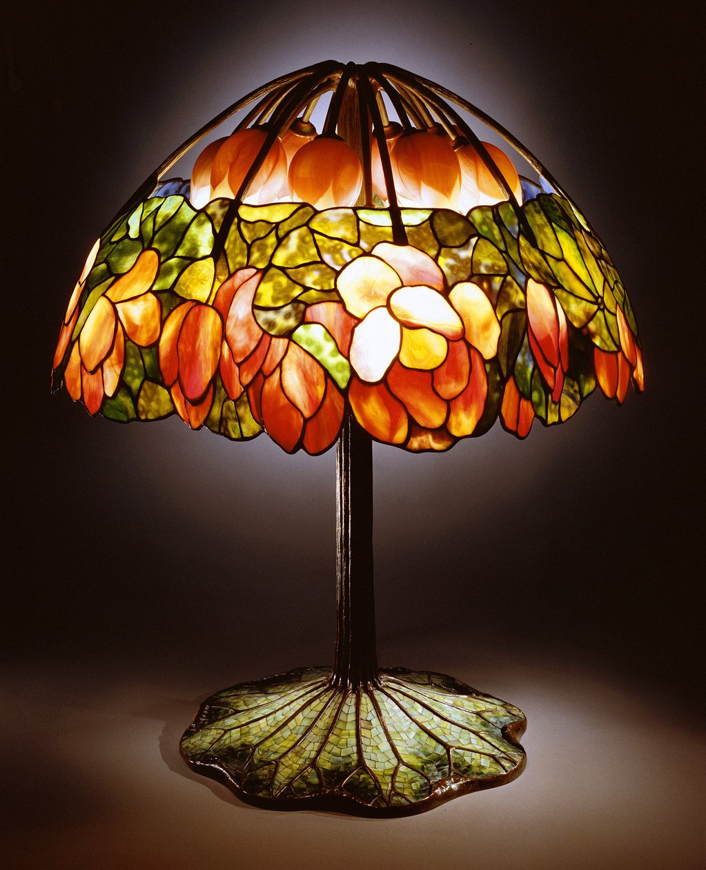 "Lotus"-lamppu, n. 1900-10 (lyijyä lasia, pronssia ja mosaiikkia) tekijältä Tiffany and Company