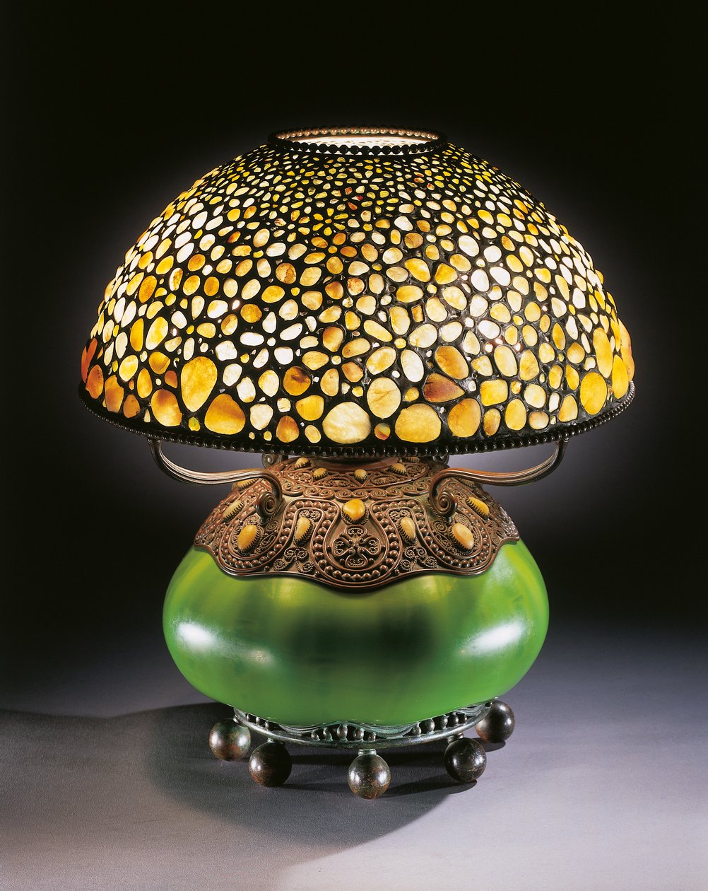 Harvinainen Pebble-pöytävalaisin, n. 1906 (lyijyä lasia, kiviä, pronssia ja puhallettua lasia) tekijältä Tiffany and Company