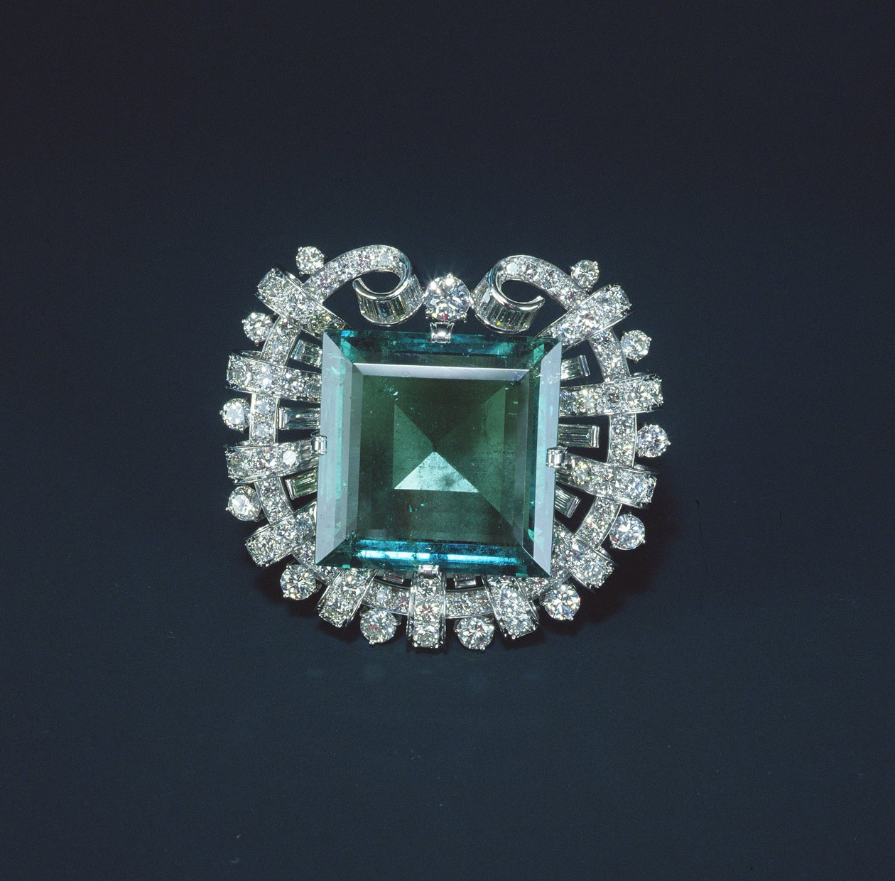 Hooker Emerald, 1950 (smaragdi ja timantit asetettu platinaan) tekijältä Tiffany und Company