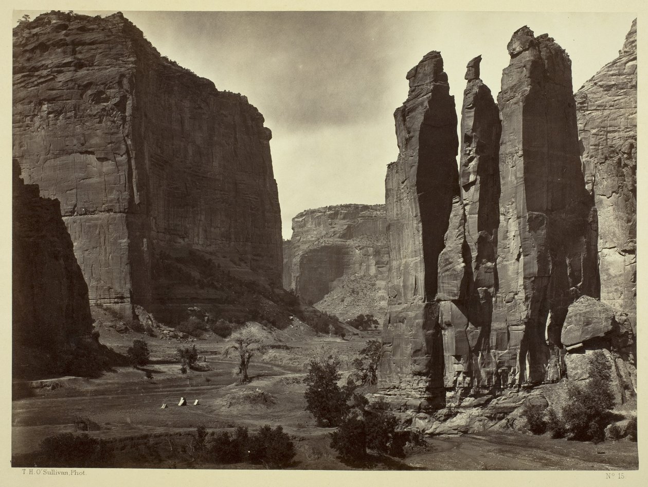 Cañon de Chelle, Grand Cañonin seinät, noin 1200 jalkaa korkea, 1873 tekijältä Timothy OSullivan