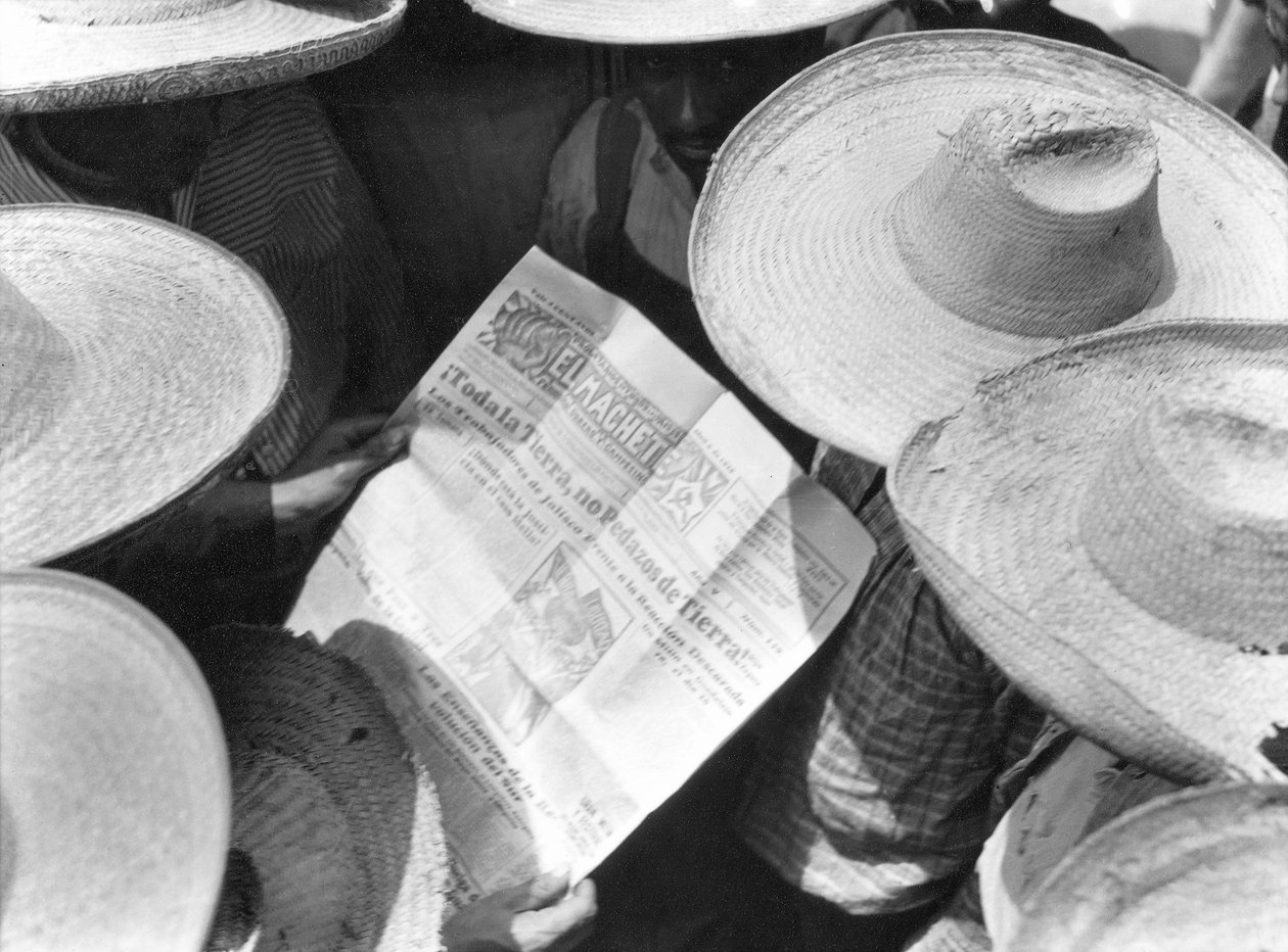 Talonpojat lukemassa El Machetea, Mexico City, 1929 tekijältä Tina Modotti