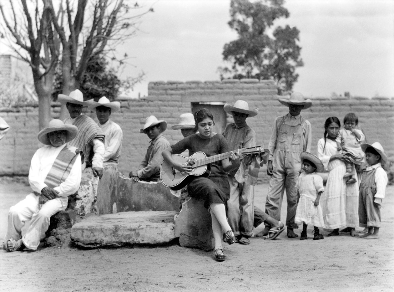 Concha Michel Campesinoksen kanssa, Meksiko, n. 1927 tekijältä Tina Modotti