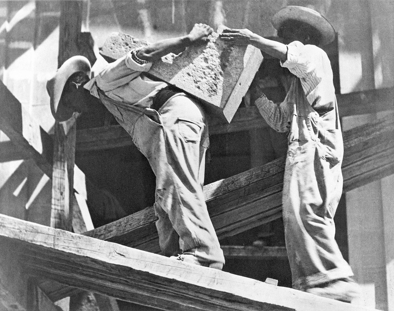 Rakennustyöläiset Stadiumilla, Mexico City, 1927 tekijältä Tina Modotti
