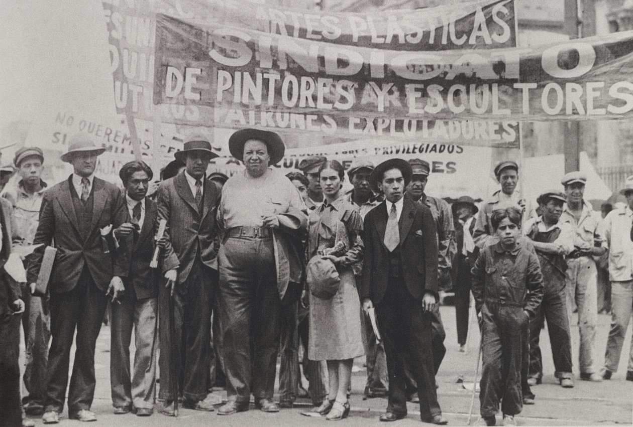 Diego Rivera ja Frida Kahlo toukokuun päivän paraatissa, Mexico City, 1. toukokuuta 1929. tekijältä Tina Modotti