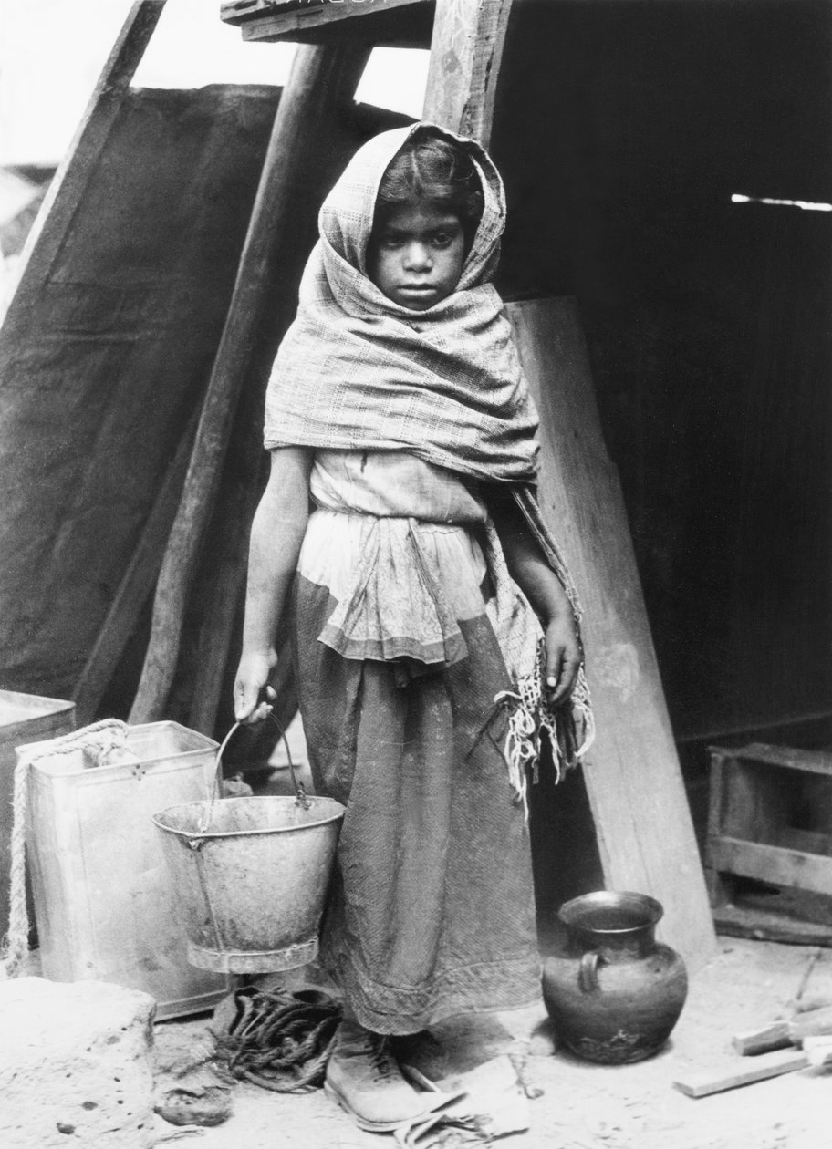 Tyttö kantaa vettä, Meksiko, 1927 tekijältä Tina Modotti