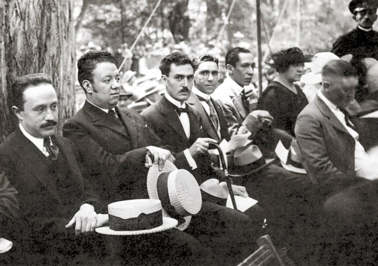 Jose Vasconcelos ja Diego Rivera ulkoilmatapahtumassa Chapultepec Parkissa, Mexico Cityssä, 1921 tekijältä Tina Modotti