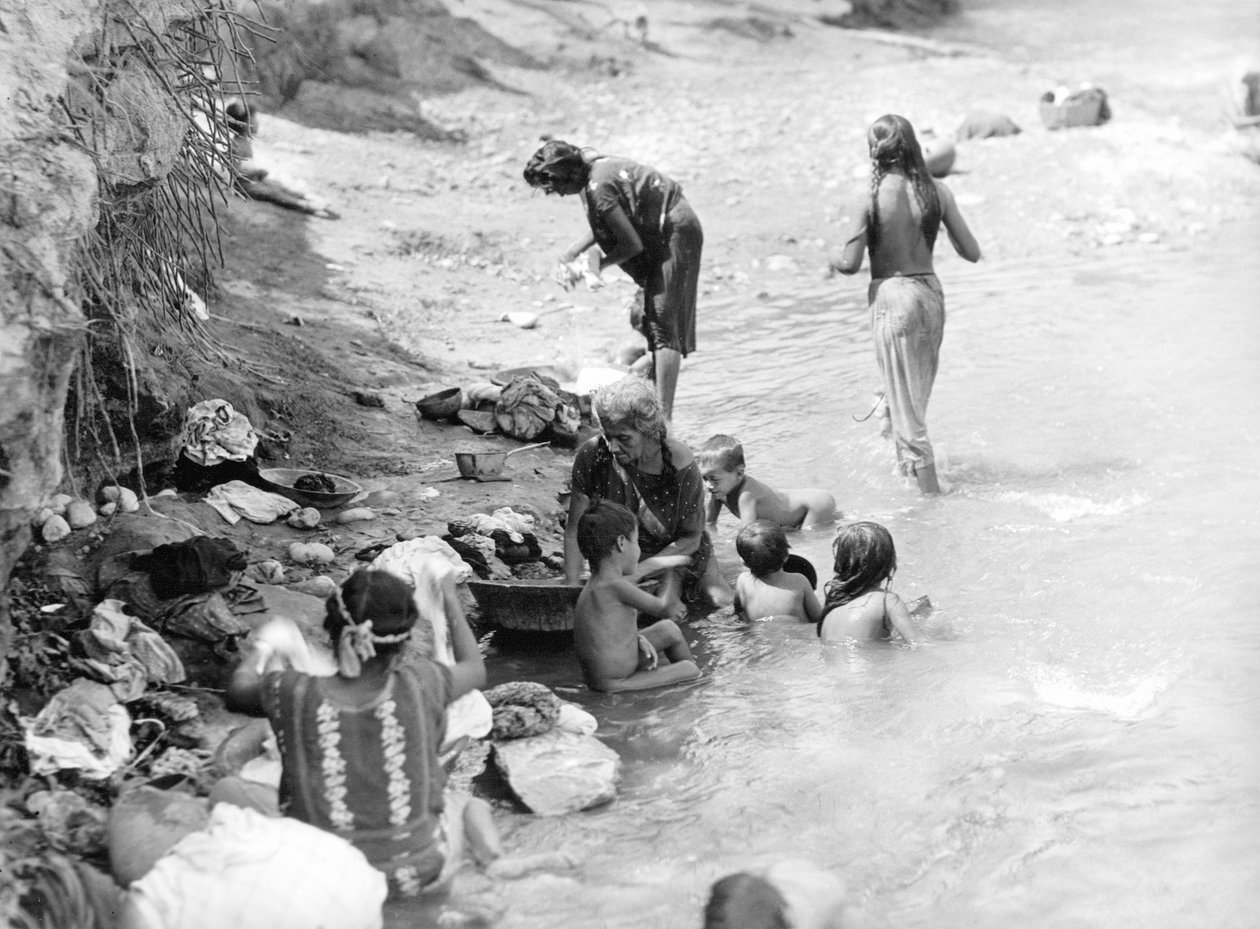 Peseytyminen joella lähellä Tehuantepecia, Meksikossa, 1929 tekijältä Tina Modotti