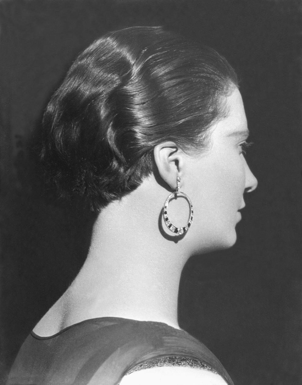 Nainen korvakorulla, Mexico City, n. 1928 tekijältä Tina Modotti