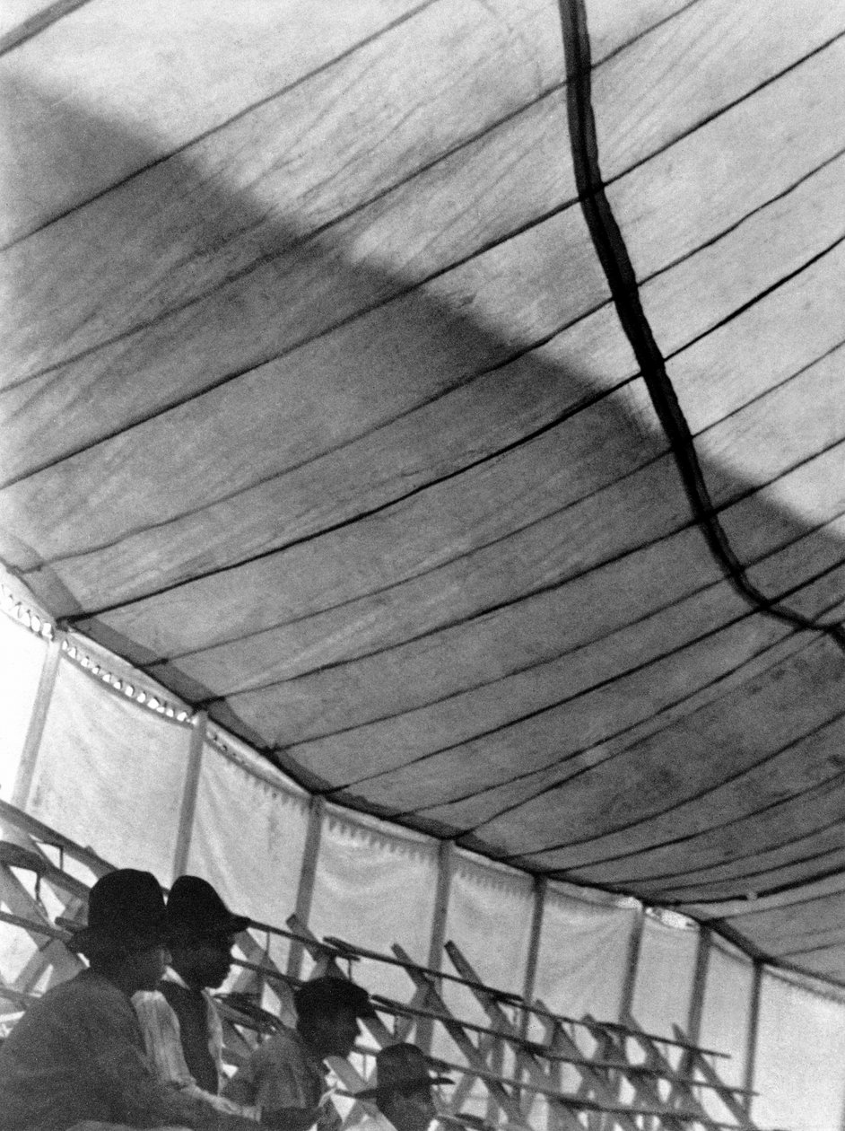 Sirkusteltta (Suuri venäläinen sirkus), Mexico City, 1924 tekijältä Tina Modotti