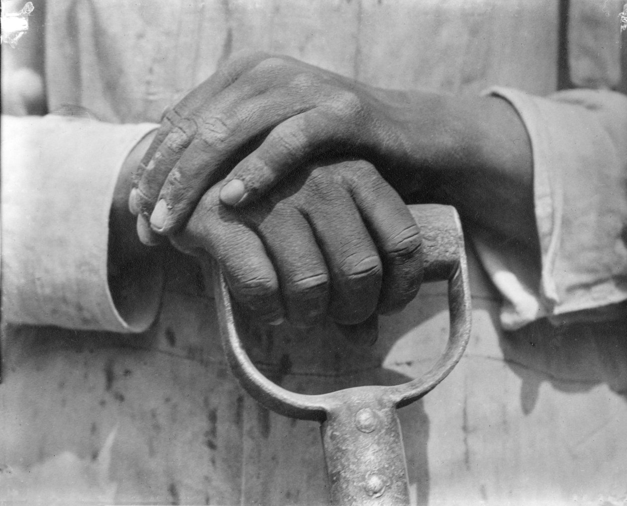 Rakennustyöläisen kädet, Meksiko, 1926 tekijältä Tina Modotti