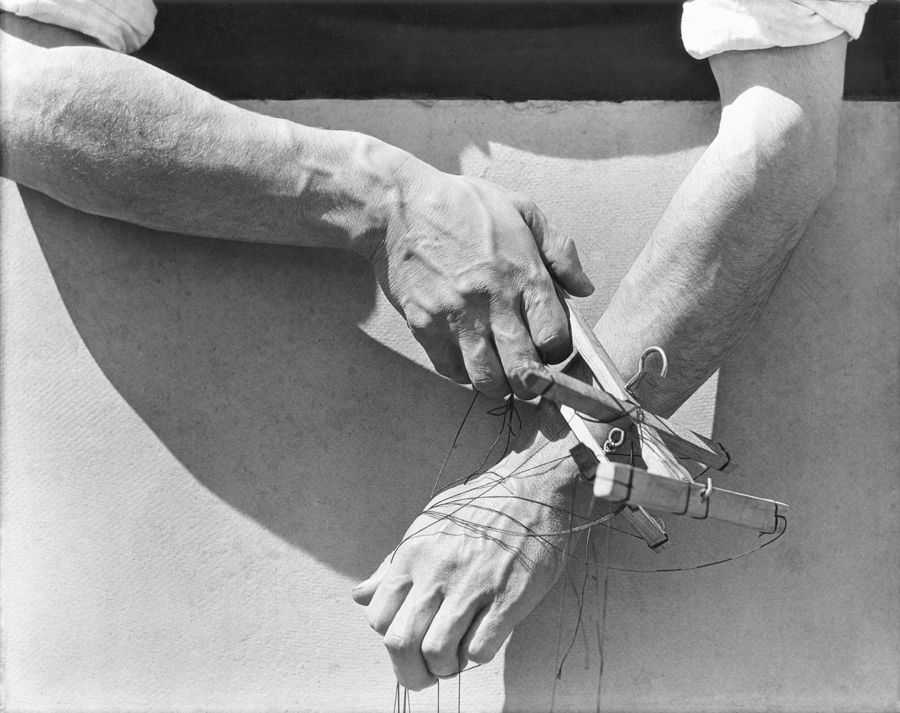 Nukkenäyttelijän kädet, 1929 tekijältä Tina Modotti
