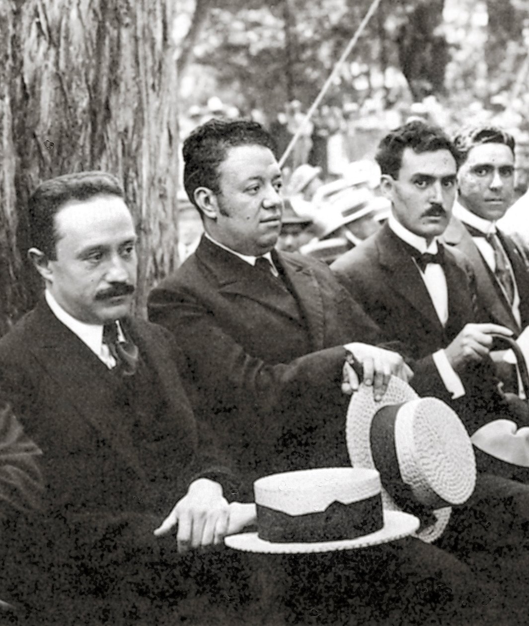 Jose Vasconcelos ja Diego Rivera ulkoilmatapahtumassa Chapultepec Parkissa, Mexico Cityssä, 1921 tekijältä Tina Modotti