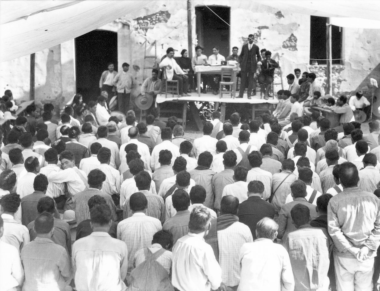 Campesinojen tapaaminen: Pöydässä Xavier Guerrero ja Julio Antonio Mella, Jalapa, Meksiko, 1927 tekijältä Tina Modotti