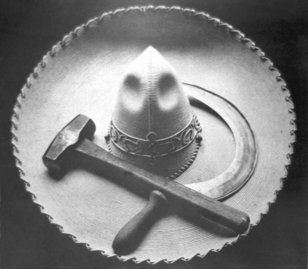 Meksikon vallankumous: Sombrero vasaralla ja sirppillä, Mexico City, 1927 tekijältä Tina Modotti