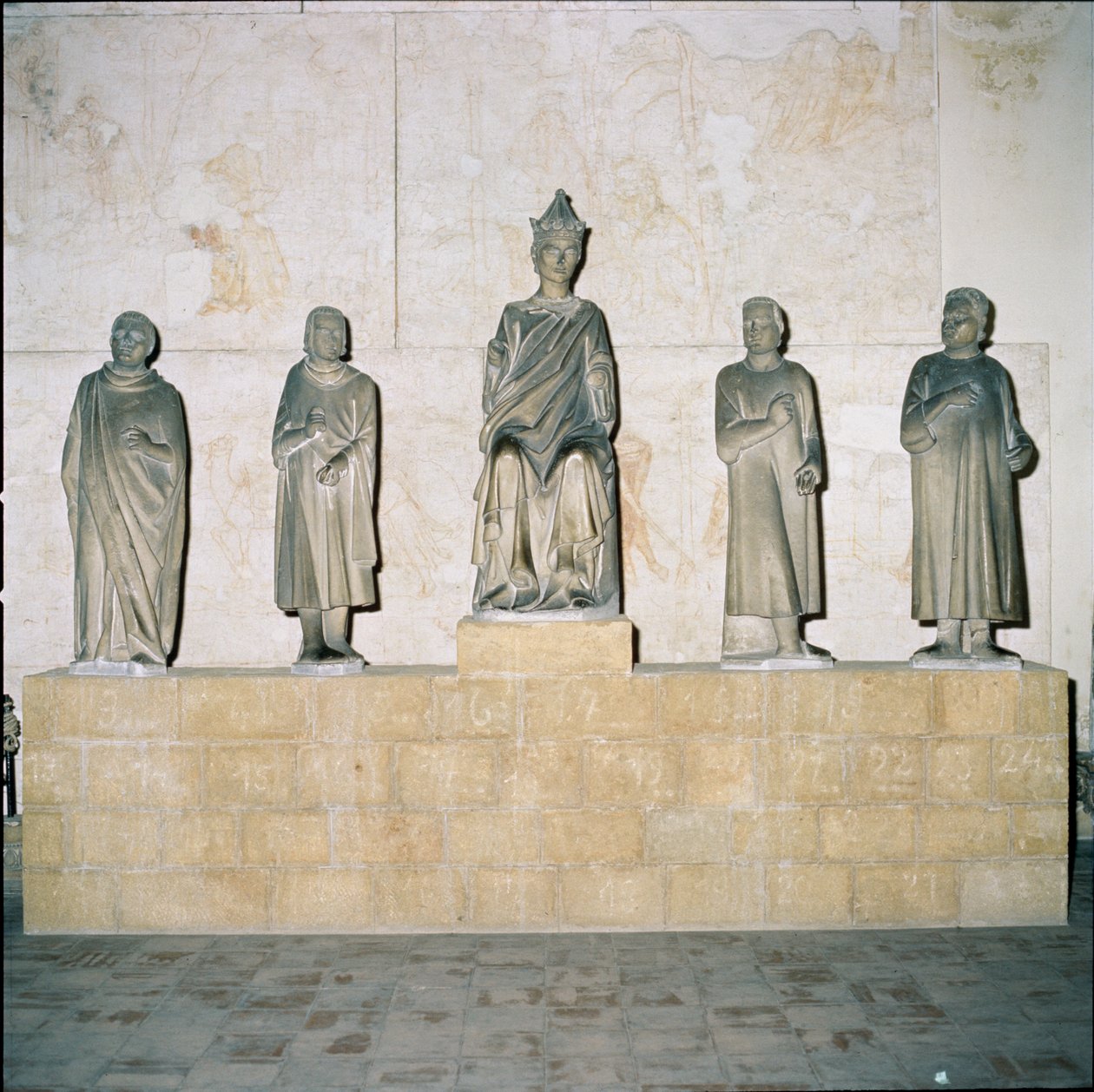 Pyhän Rooman keisarin Henrik VII:n (12745-1313) patsas neuvonantajiensa kanssa 1315 (marmori) tekijältä Tino di Camaino
