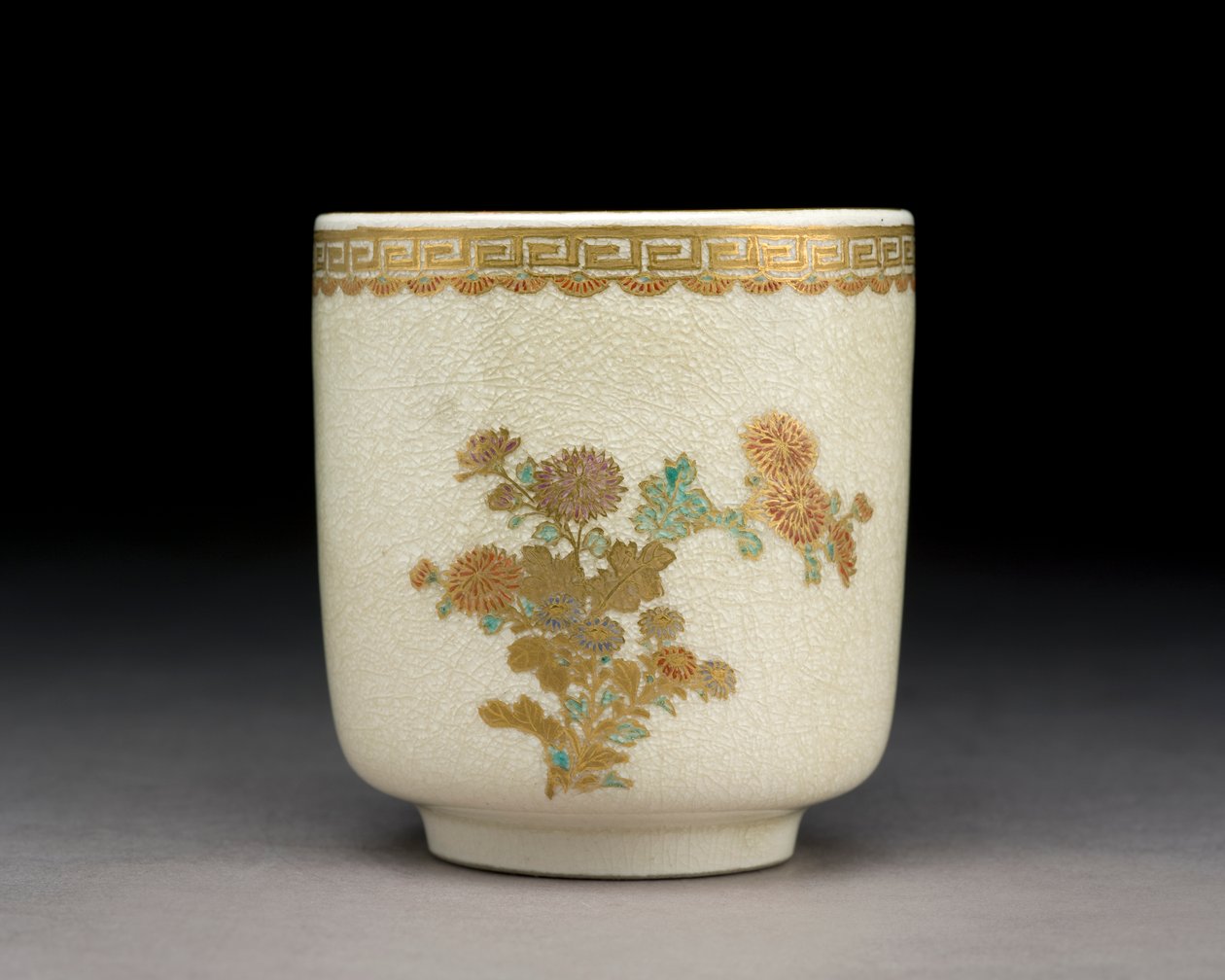Cup krysanteemilla, Kumamoto Kiln, Meiji aikakausi, n.1900 (keraaminen) tekijältä Tokozan