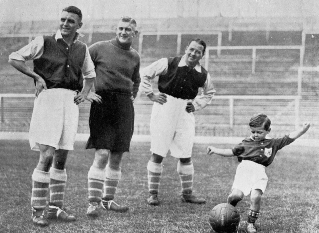 Nuori Tony Hapgood esittelee taitojaan Highburyssa, Lontoossa, c1933-c19375 tekijältä Topical Press Agency