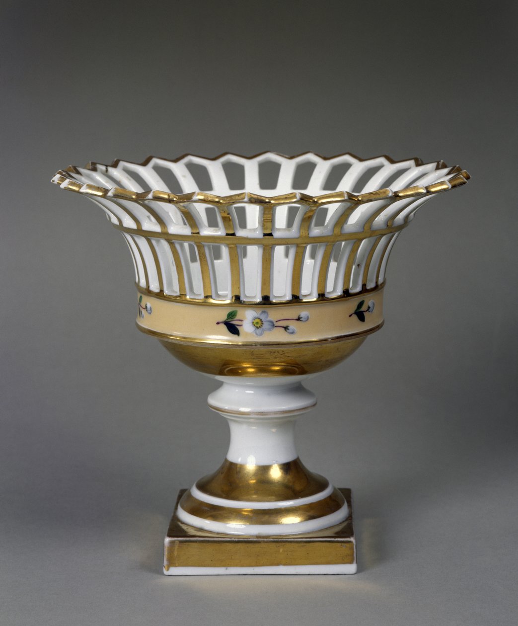 Hedelmäkori, c. 1826-1838 (kovatahnainen posliini emalilla ja kullauksella) tekijältä Tucker China Factory