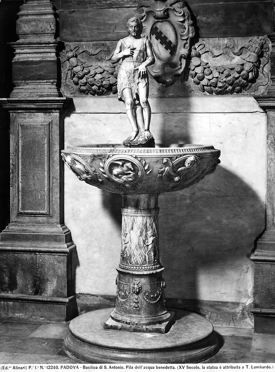 Pyhän veden allas, jonka päällä on Johannes Kastajan patsas, S. Antonion basilika, Padova tekijältä Tullio Lombardo
