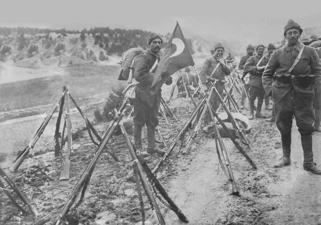 Turkin jalkaväkikolonni levossa, n. 1914-1915 tekijältä Turkish Photographer
