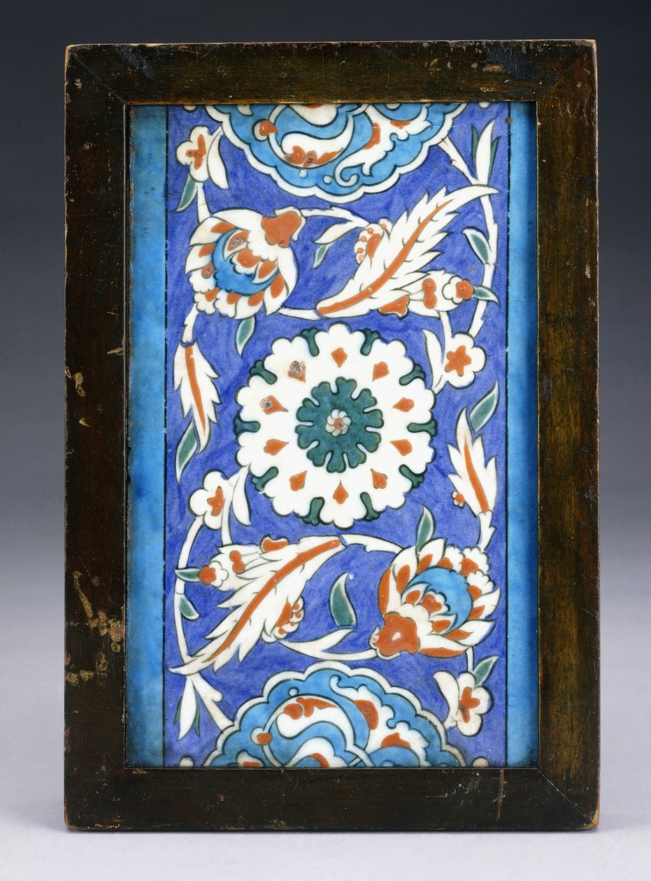 Iznik-reunuslaatta, jonka keskellä on kukkapää rullaavan palmetin ja vehreän viiniköynnöksen välissä, n. 1570 (keraaminen) tekijältä Turkish School
