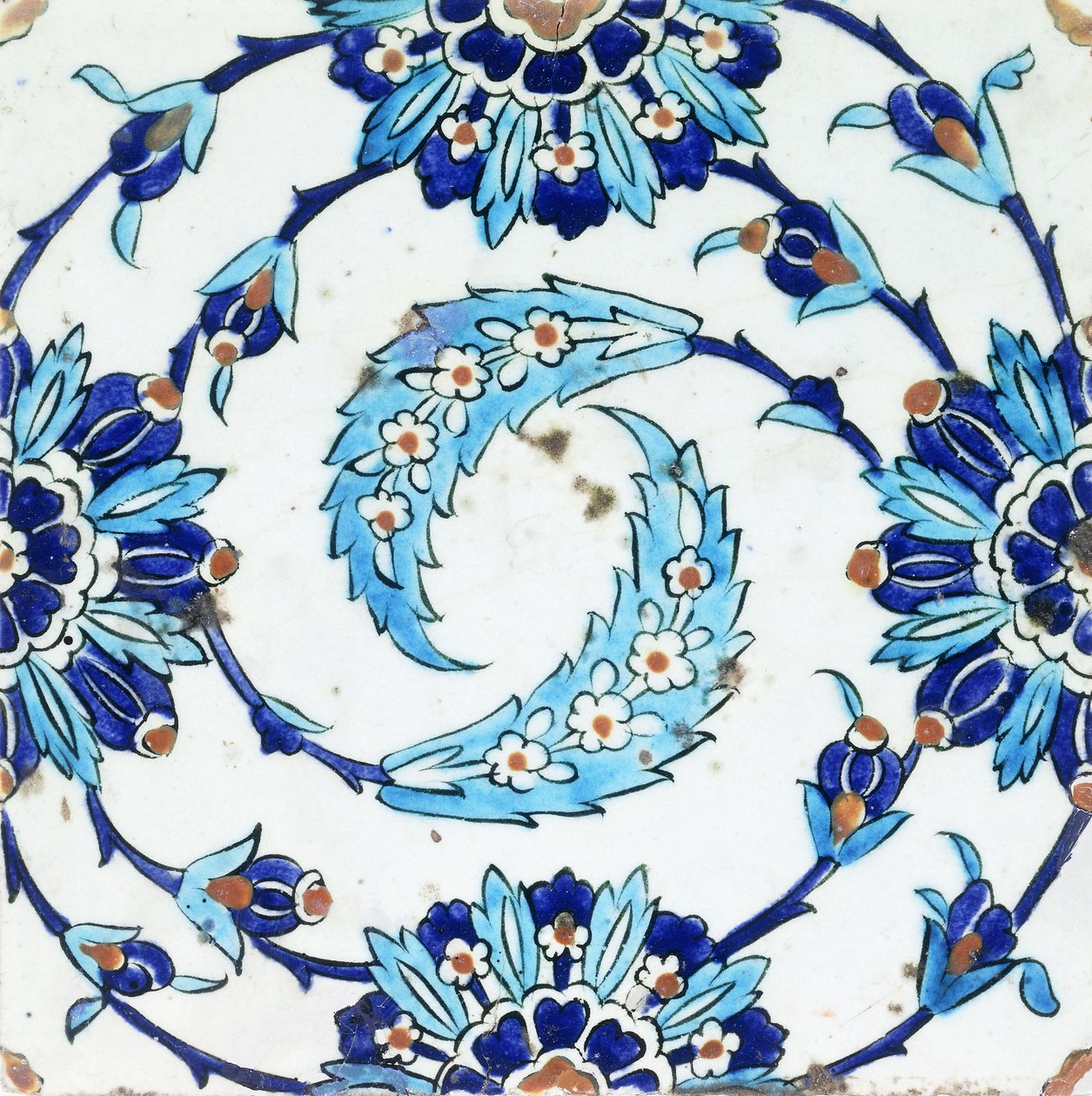 Iznik-keramiikkalaatta, jossa on kierrekuvioinen kukka-aihe, 1600-luvun alku (keraaminen) tekijältä Turkish School