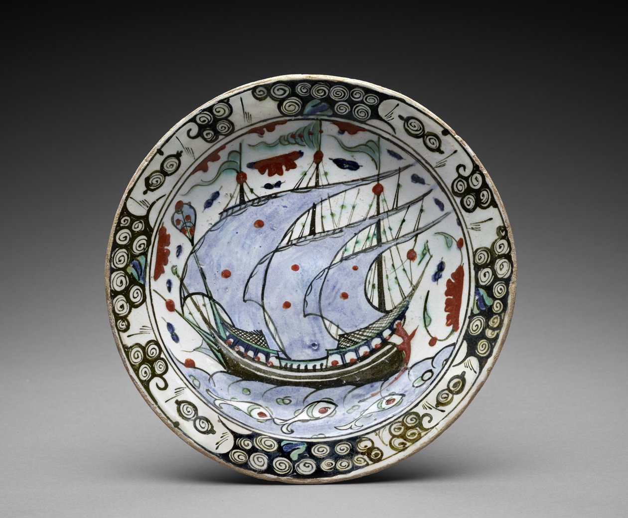 Kulho: "Galleon at Sea", 1600-luvun ensimmäinen puolisko (lasituksen alle maalattu fritti) tekijältä Turkish School