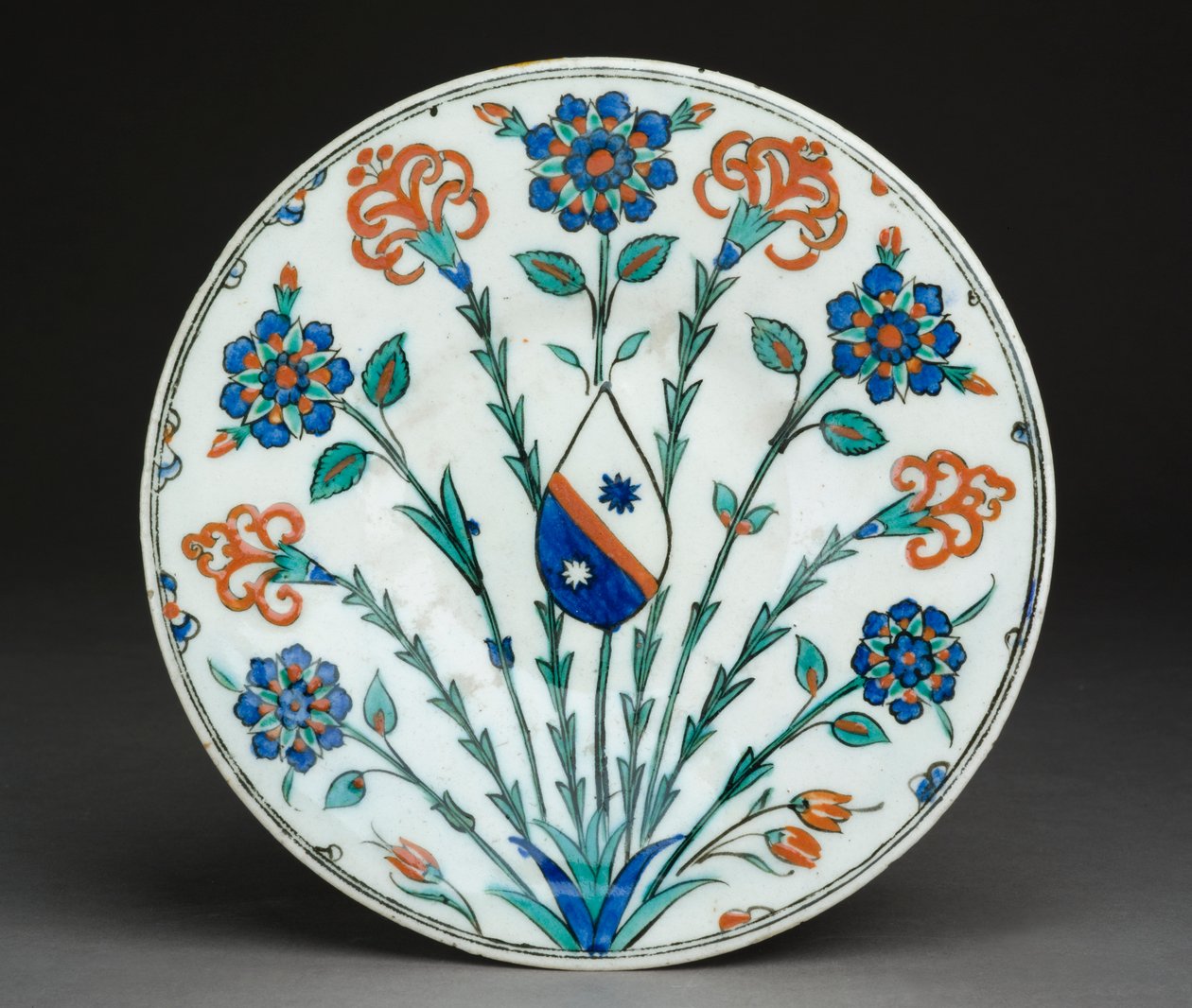 Euroopan vaakunalla varustettu astia, Iznik-tavarat, turkki, n. 1570 (kivitahna, jossa polykromaa lasituksen alla) tekijältä Turkish School