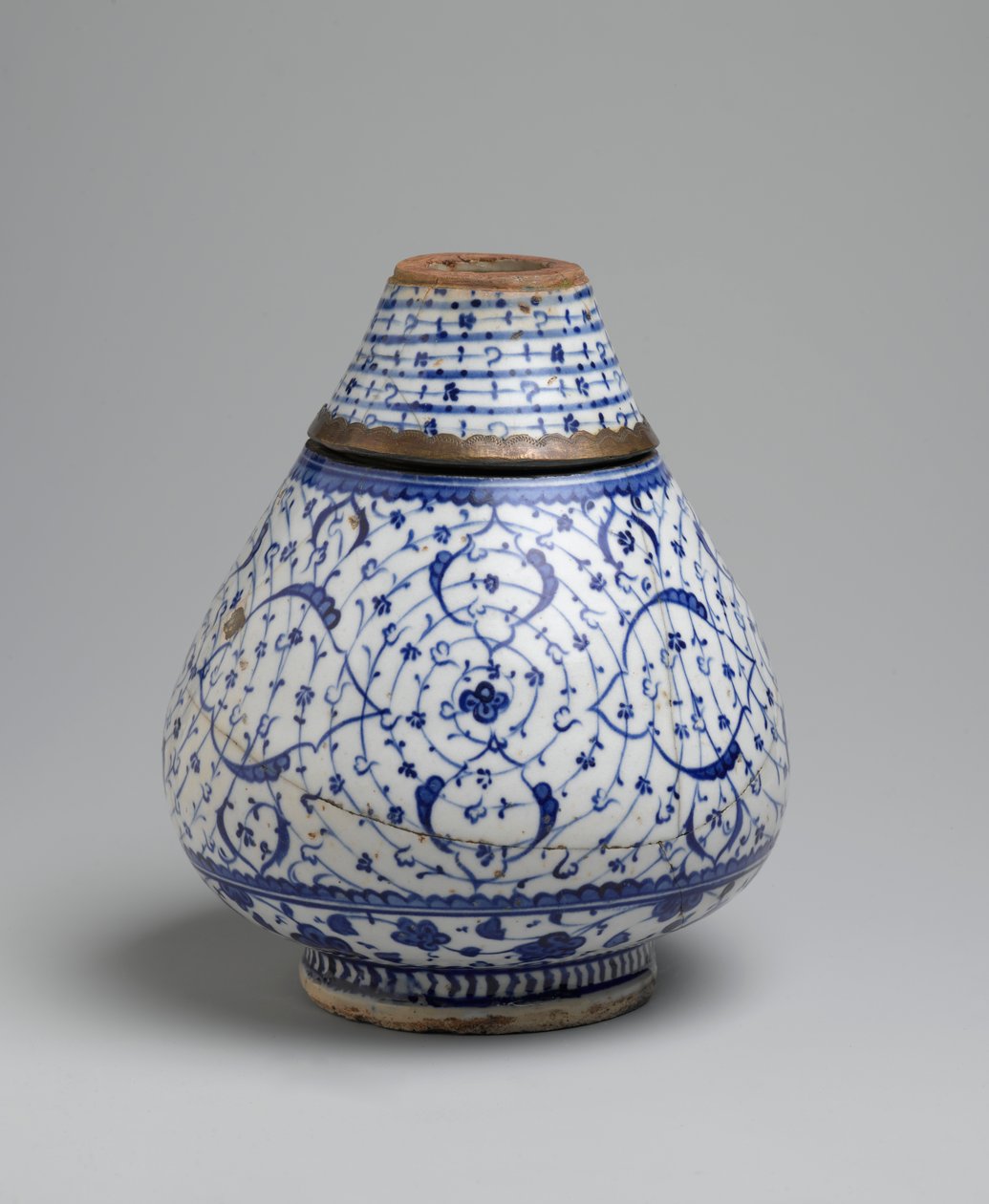 Pullo kahdessa osassa "kultainen sarvi" tai Tugrakes-aihe, Iznik, 1500-luvun alku (keraaminen) tekijältä Turkish School