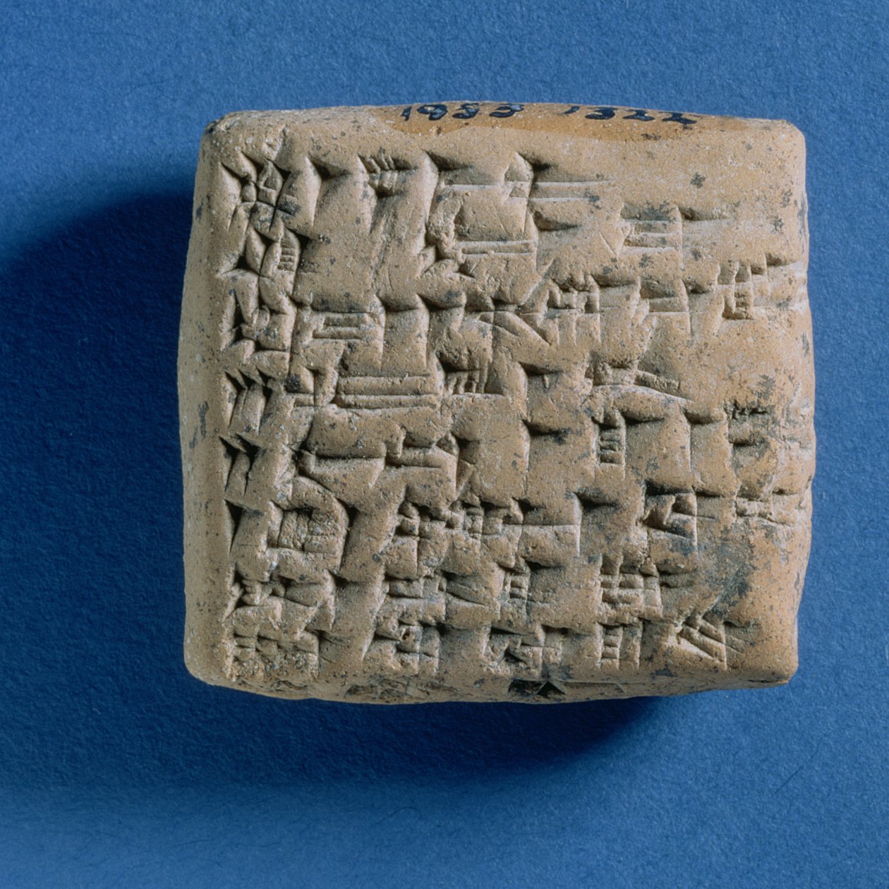 Tabletti, johon on kaiverrettu kirje Tirirsamalta kuningas Niqmepalle, Atshanasta, 1300-luvulta eKr. (paistettu savi) tekijältä Turkish School