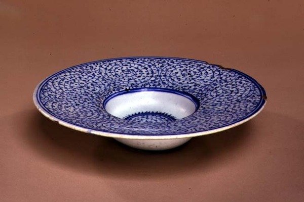 Tondino-astia, Iznik Golden Horn -astiat, turkki, n. 1535-1545 (kivitahna, sininen lasituksen alla) tekijältä Turkish School