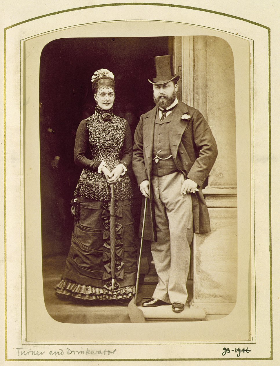 Kuningas Edward VII:n (1841-1910) ja hänen vaimonsa kuningatar Alexandra (1844-1925) muotokuva (seepiakuva) tekijältä Turner and Drinkwater