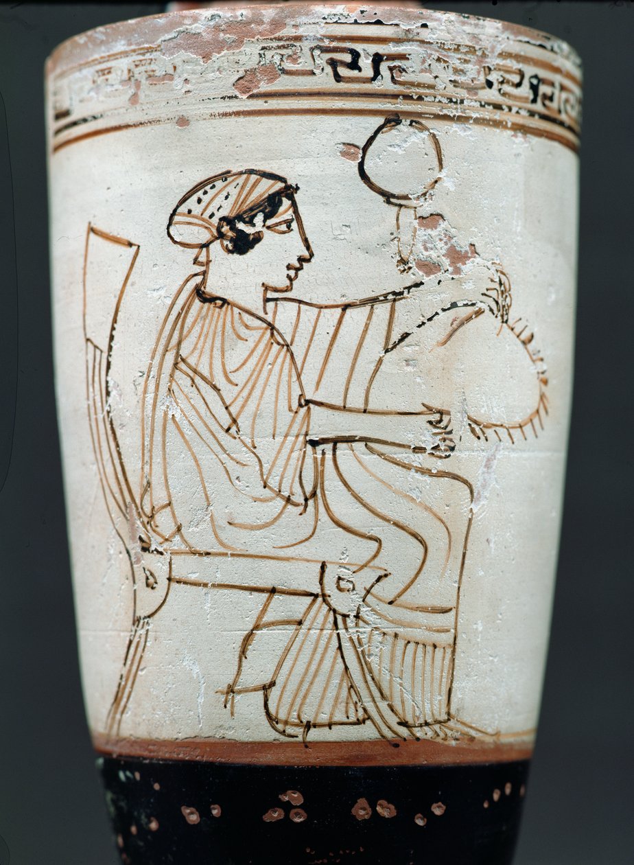 Ullakkovalkoinen maalekythos, joka kuvaa naista punomassa seppelettä, n. 475-420 eKr. (keramiikka) tekijältä Tymbos Painter
